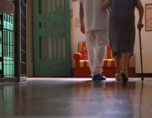 Operatore con un’ospite del Centro diurno Alzheimer di Monteoliveto