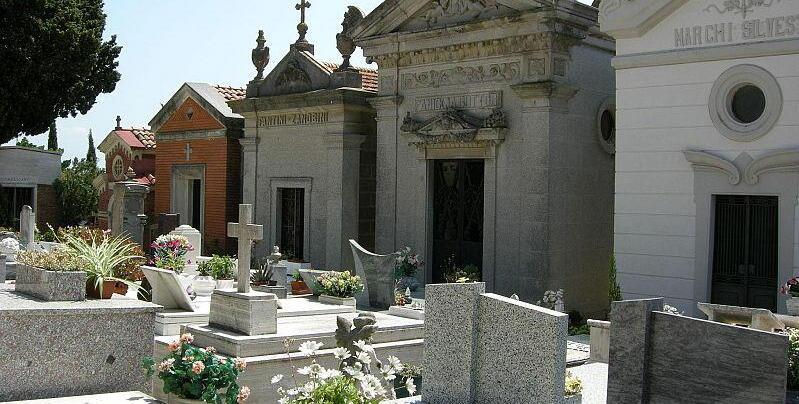 Cimiteri a Rosignano, gestione prorogata: chiesta più cura per il verde 