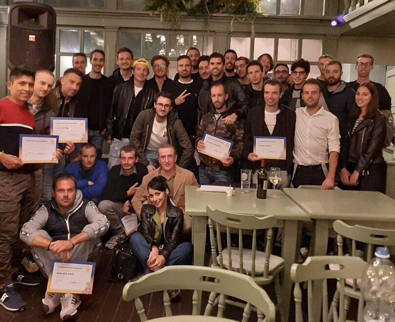 Foto di gruppo per i partecipanti al primo raduno Fantacycling dopo la rituale cena che ha chiuso l’evento consumato nella provincia di Pisa