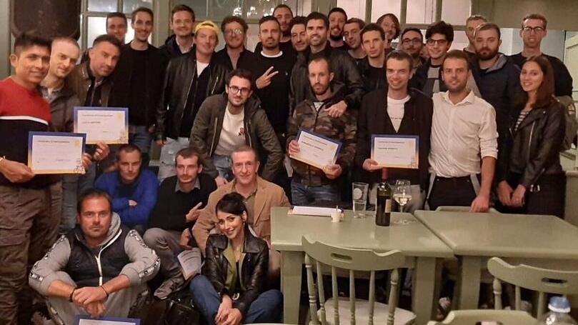 Foto di gruppo per i partecipanti al primo raduno Fantacycling dopo la rituale cena che ha chiuso l’evento consumato nella provincia di Pisa