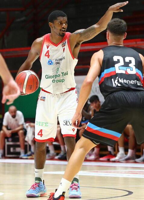 Braxton
Huggins
in azione
(foto Nucci)