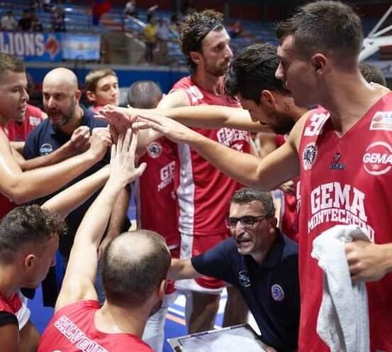 Il coach Origlio con i suoi giocatori, ora la Gema sarà per tre volte a giocare al Palaterme. Due le sfide casalinghe e poi il derby