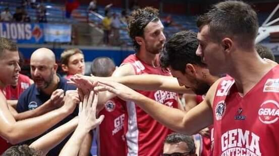 Il coach Origlio con i suoi giocatori, ora la Gema sarà per tre volte a giocare al Palaterme. Due le sfide casalinghe e poi il derby