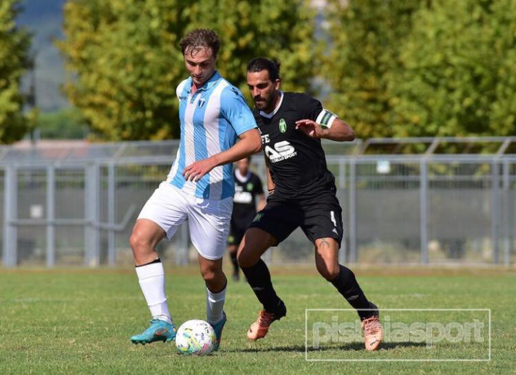 A destra Lorenzo Remedi mentre pressa un avversario in mezzo al campo