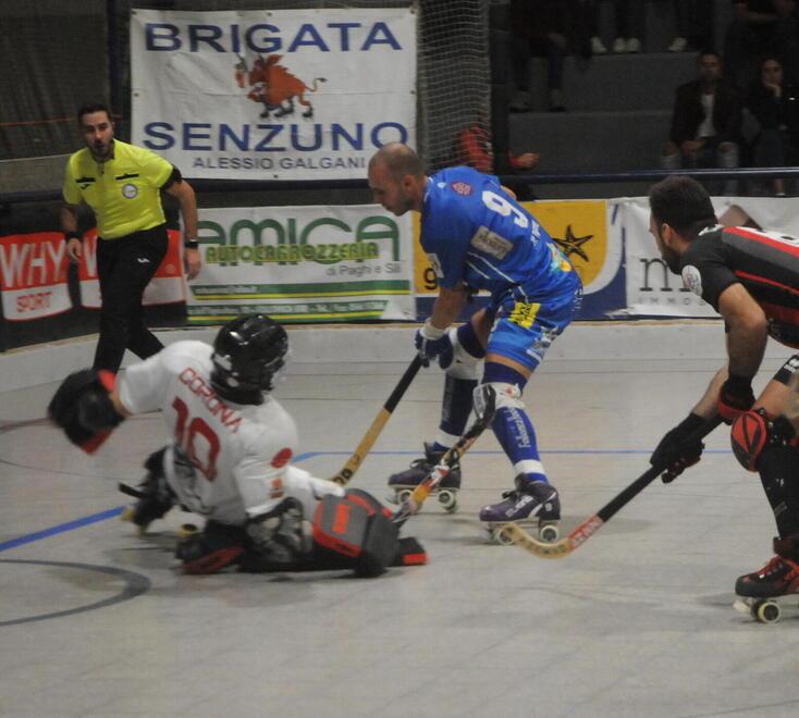 Un attacco di Marco Pagnini contro il Sarzana (foto Giorgio)