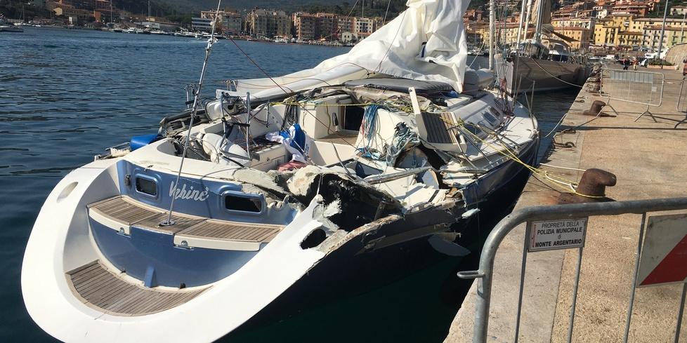 La barca a vela dopo lo scontro del 23 luglio al largo dell’Argentari