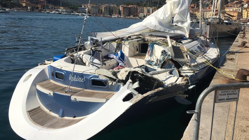La barca a vela dopo lo scontro del 23 luglio al largo dell’Argentari
