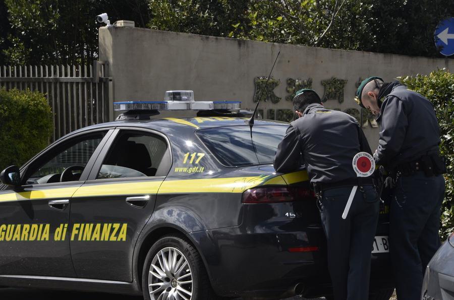Cento lavoratori in nero scoperti dalla GdF a Prato: scattano le denunce