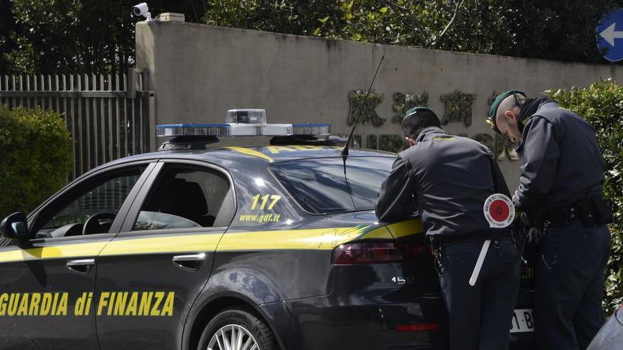 Cento lavoratori in nero scoperti dalla GdF a Prato: scattano le denunce