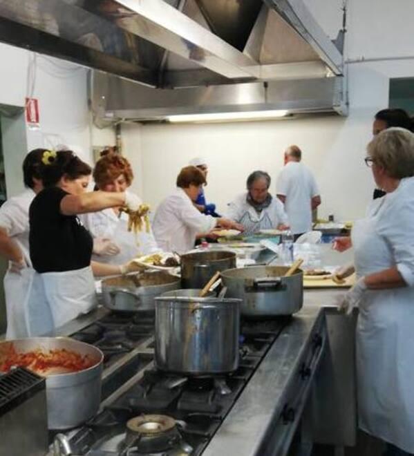 
	Volontarie e volontari al lavoro all'interno della cucina della Sagra della Lepre

