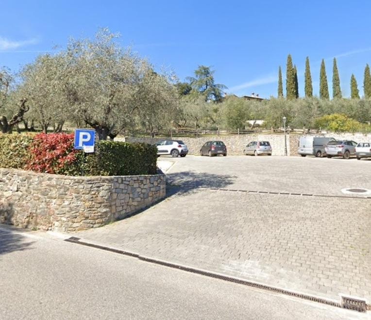 La zona del parcheggio di via Bicchi dove si è consumata l’aggressione