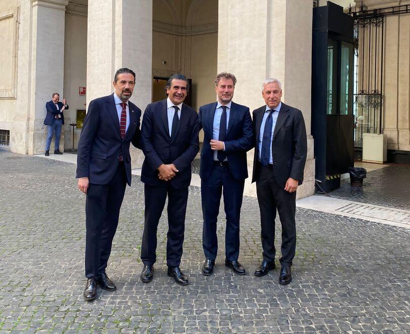 Da sinistra Bonfanti (sindaco di Pescaglia), il maestro Veronesi, il sindaco di Lucca Pardini e il sindaco di Viareggio Del Ghingaro