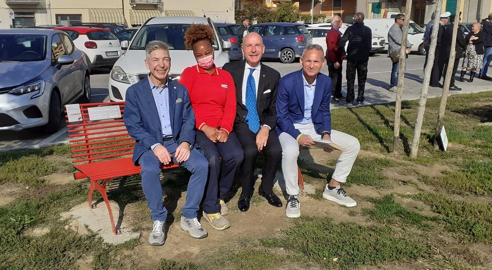 Inaugurata una panchina rossa  contro la violenza grazie a Conad 