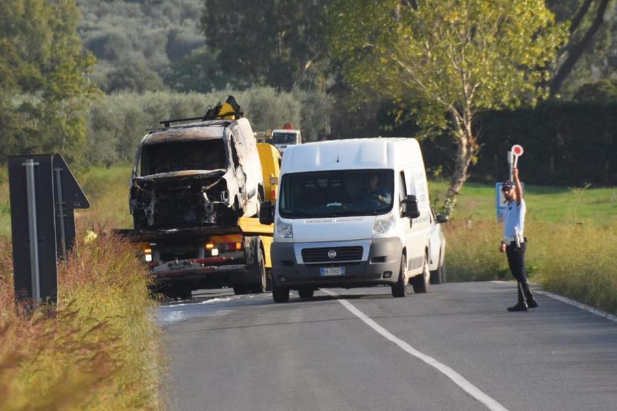 Furgone in fiamme a Braccagni, riaperta la strada