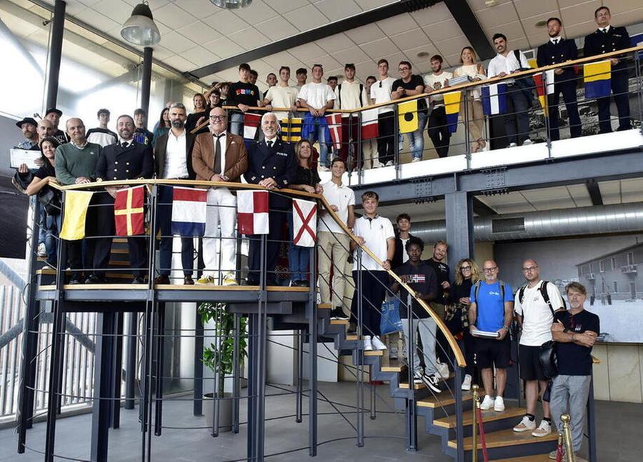 
	I premiati&nbsp;nella sede&nbsp;della capitaneria di porto di Piombino (foto PaBar)

