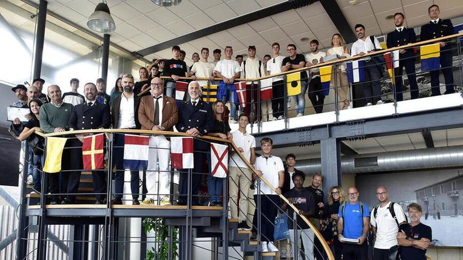 I premiati nella sede della capitaneria di porto di Piombino (foto PaBar)