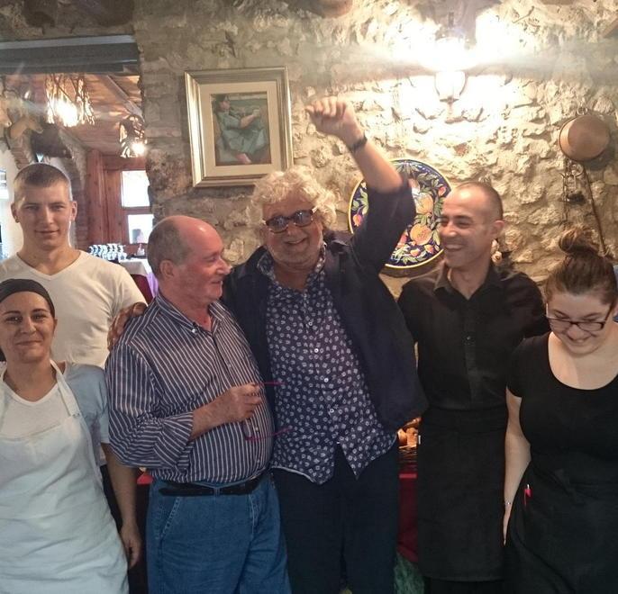 Funghi e brace Grillo “in incognito” al ristorante 