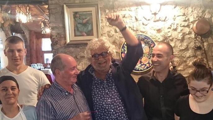 Funghi e brace Grillo “in incognito” al ristorante