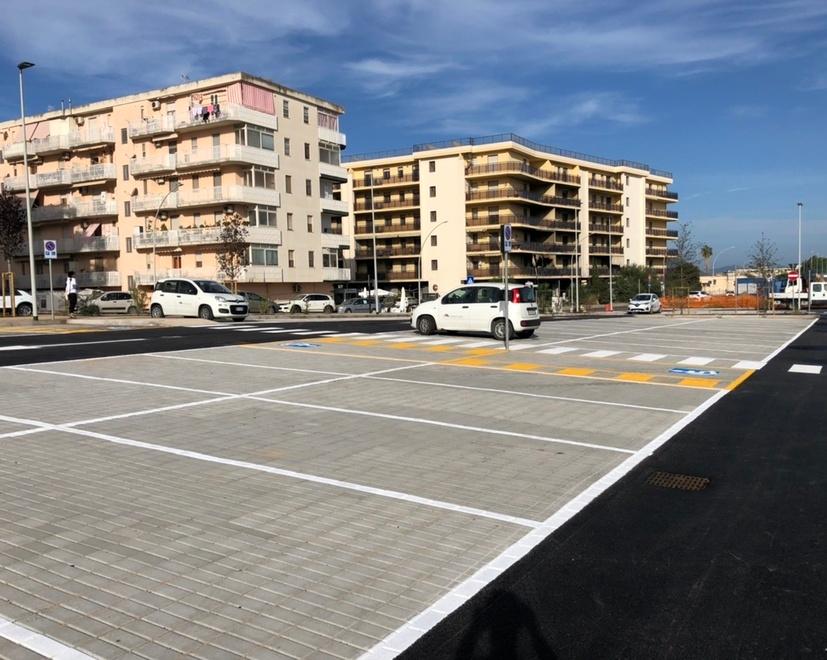 Ingresso ad Alghero: al posto dello sterrato alberi, posteggi gratuiti e un’edicola