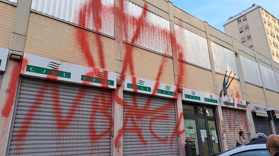 Modena, ennesimo vandalismo dei No Vax. Imbrattata anche la sede Cisl
