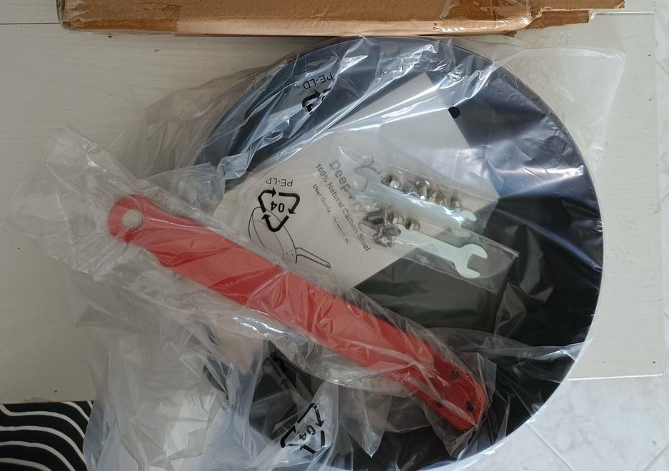 La padella arrivata a Shamira al posto del computer da 900 euro che aveva ordinato su Amazon