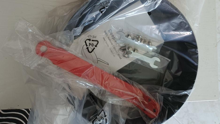 La padella arrivata a Shamira al posto del computer da 900 euro che aveva ordinato su Amazon