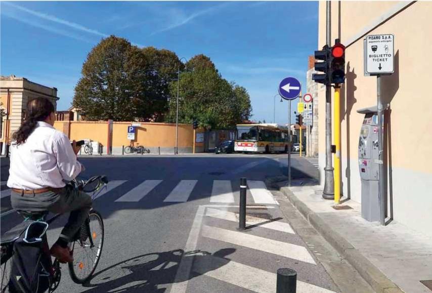 
	Nelle foto: l&rsquo;incrocio dove &egrave; piazzata la telecamera che ha fatto multare almeno un centinaio di guidatori di auto e scooter

