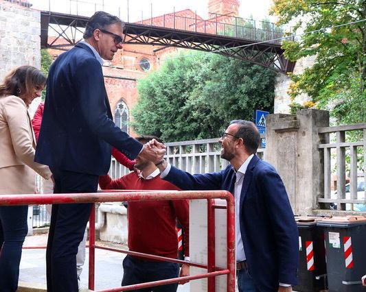 Il sindaco Michele Conti e Antonio Mazzeo fuori da un seggio in occasione del voto per le politiche dello scorso 25 settembre