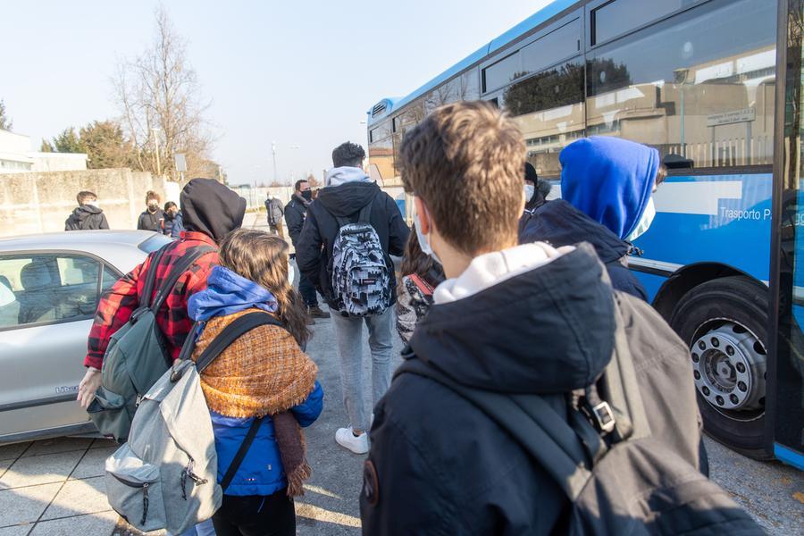 Ostellato, genitori e trasporti: «I nostri figli stipati sui bus. E noi paghiamo»