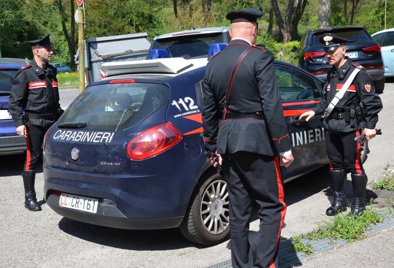 Ladro acciuffato dai derubati, i complici tornano indietro e lo liberano