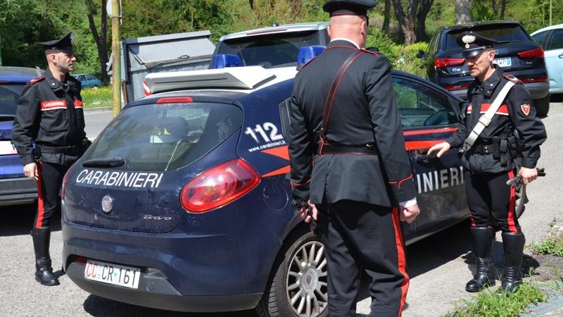 Ladro acciuffato dai derubati, i complici tornano indietro e lo liberano