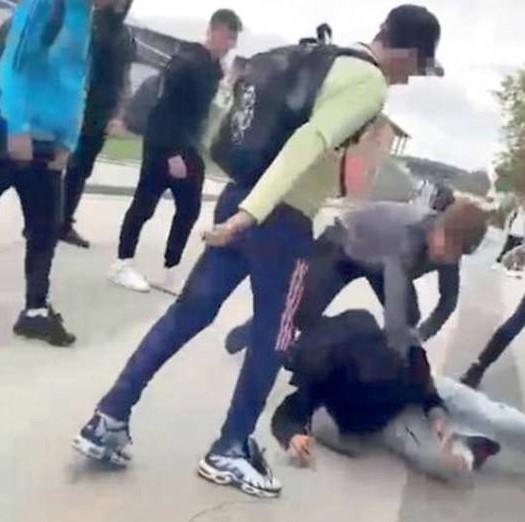 Un frammento del video choc delle botte al villaggio scolastico. Si vedono due ragazzi che picchiano ferocemente un coetaneo fino a fargli perdere i sensi