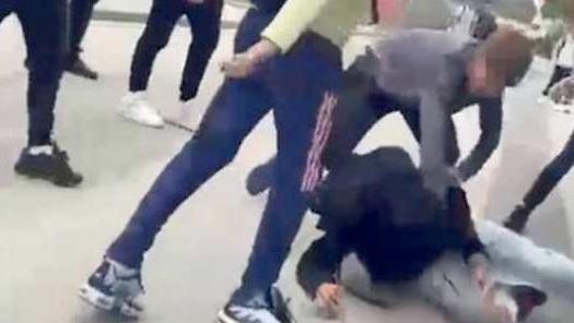 Un frammento del video choc delle botte al villaggio scolastico. Si vedono due ragazzi che picchiano ferocemente un coetaneo fino a fargli perdere i sensi