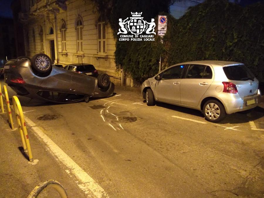 Ubriaca al volante sbatte su un’auto in sosta e si ribalta: 24enne e l’amica illese, patente ritirata