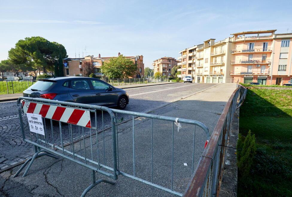Nella foto di Autovino la transenna che sbarra il passaggio ai pedoni su un lato del ponte