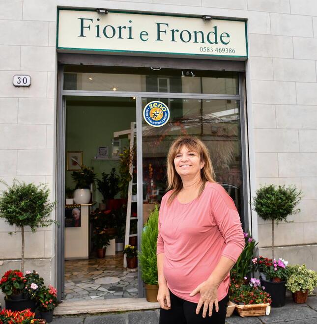 Monica Puccinelli davanti al negozio e una foto dell’interno dell’attività (Foto Sernacchioli)