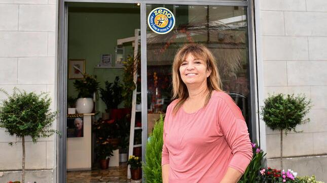Monica Puccinelli davanti al negozio e una foto dell’interno dell’attività (Foto Sernacchioli)
