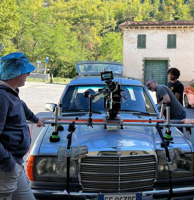 Un momento delle riprese a Limestre e nel locale “Biliardo San Marcello” di Sandra Rossano