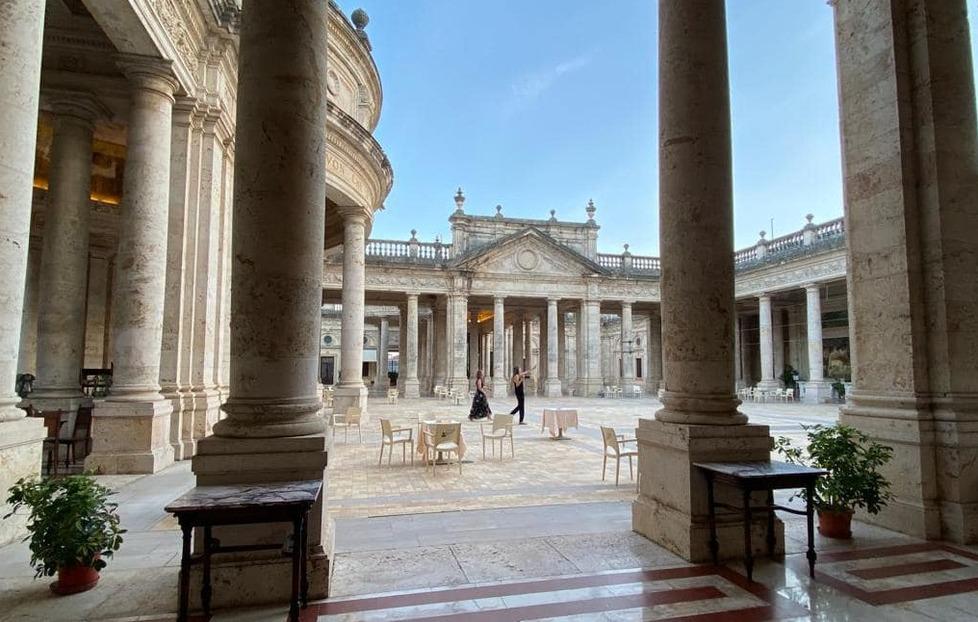 In alto nella foto principale una veduta interna delle terme Tettuccio (foto Nucci)