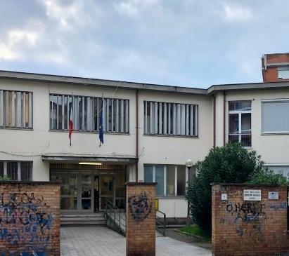 
	L'ingresso della scuola in una foto d'archivio

