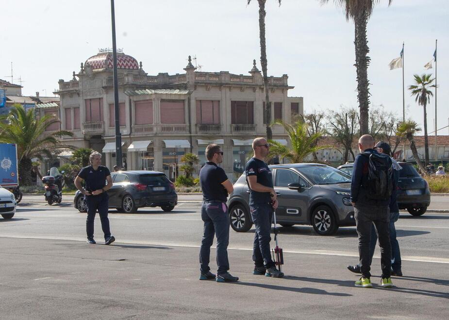 Immagine del sopralluogo compiuto ieri in piazza Mazzini dagli organizzatori del Giro d’Italia dopo la riunione in Comune (fotoservizio Paglianti)