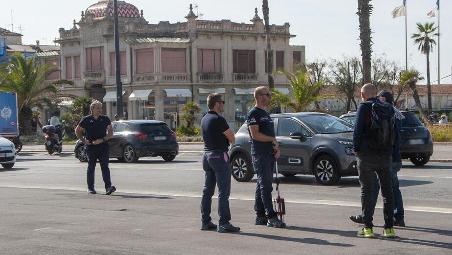 Immagine del sopralluogo compiuto ieri in piazza Mazzini dagli organizzatori del Giro d’Italia dopo la riunione in Comune (fotoservizio Paglianti)