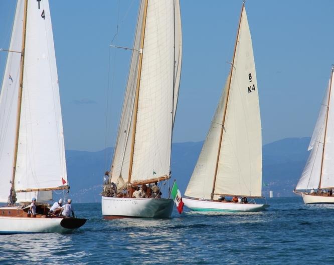 La regata delle vele storiche a Viareggio (Foto Maccione)