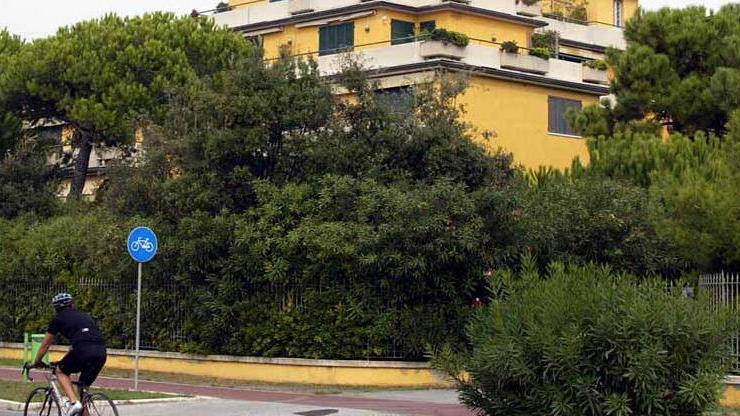 Nella foto grande in alto l’immobile del Doria sul lungomare