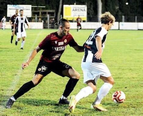 Nella foto un’azione del Rosignano durante un’amichevole estiva contro il Livorno