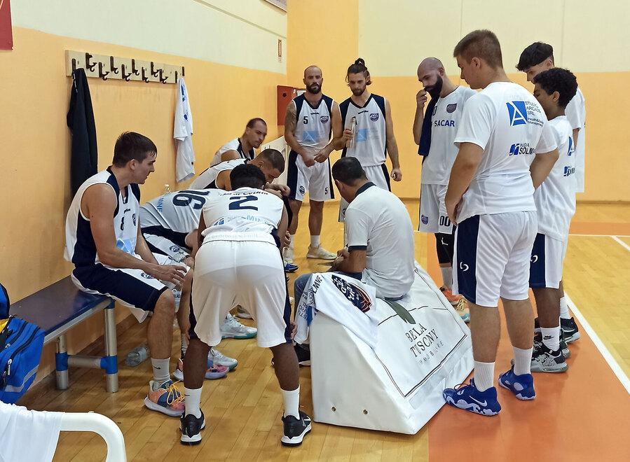 Coach Alex Blanco a colloquio con i suoi guiocatori