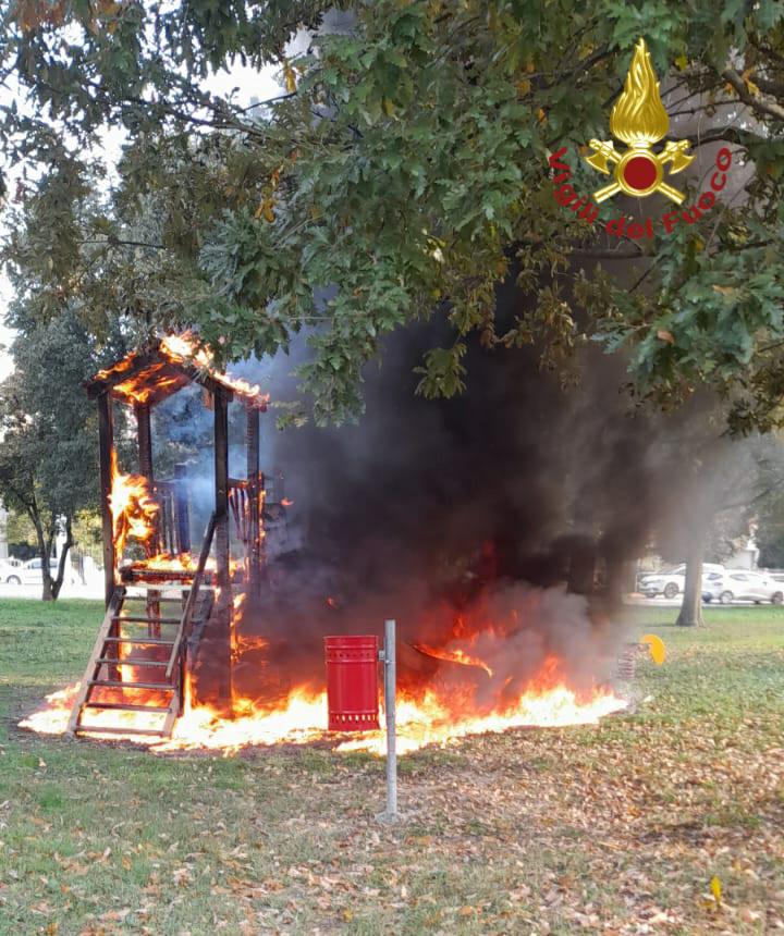 Carpi, rogo al parchetto: brucia il gioco per i bambini. Si sospetta il dolo
