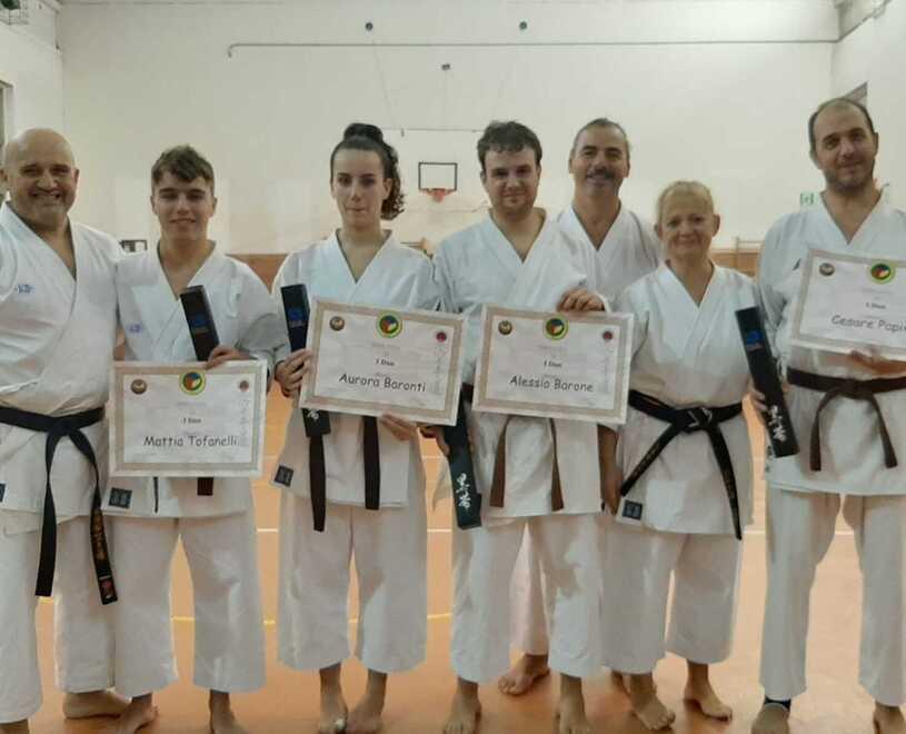 Le nuove cinture nere tesserate Alifaris Karate Larciano Monsummano assieme ai maestri