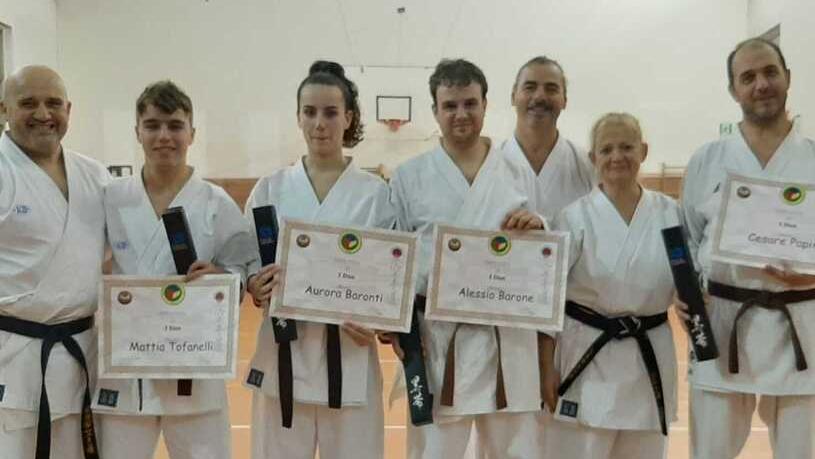 Le nuove cinture nere tesserate Alifaris Karate Larciano Monsummano assieme ai maestri