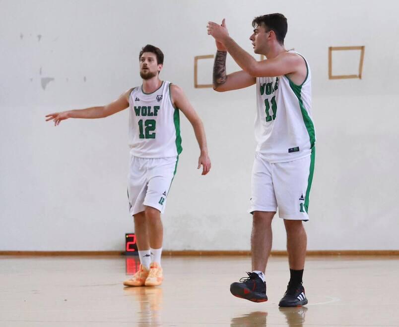 I giocatori del Wolf Basket durante la vittoria contro Castelfranco in casa